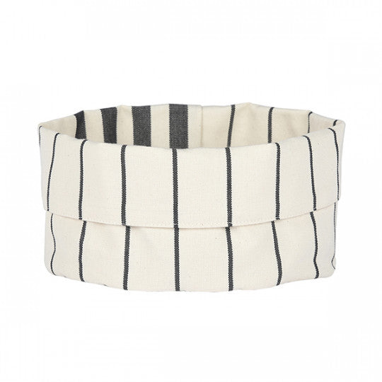 Une corbeille à pain ronde en tissu avec des rayures verticales noires sur fond blanc. La corbeille a un bord plié et un design simple et minimaliste.