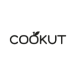 Le mot "COOKUT" en lettres majuscules noires, avec les deux "O" reliés et une petite feuille sur le deuxième "O", ressemblant à un fruit ou à une plante. Le fond est blanc.