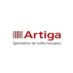 Logo d'Artiga avec des bandes verticales rouges et grises, le mot "Artiga" en lettres rouges grasses et la phrase "Spécialiste de toiles basques" en gris en dessous sur un fond blanc.