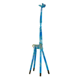 Girafe Dali Bois Déco est une grande sculpture abstraite de girafe bleue avec un long cou, une petite tête et quatre fines pattes, agrémentées de motifs colorés.