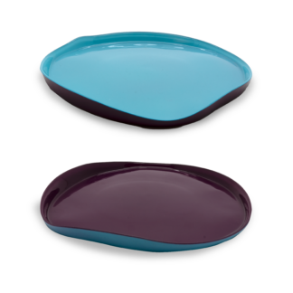Lot 2 Assiettes 21 cm (2 coloris) : deux assiettes en céramique de formes irrégulières, l'une turquoise à bord violet foncé, l'autre violette à bord turquoise, présentées sur fond blanc.