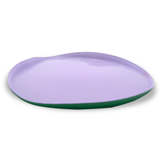 L'Assiette Verre 28 cm est une assiette plate, ovale et brillante, dont la surface est violet clair et le bord vert foncé, sur fond blanc.
