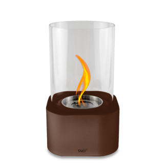 La Cheminée Table Métal est une lanterne de table qui présente une flamme visible à l'intérieur d'un couvercle en verre cylindrique transparent, posé sur une base brune carrée avec des accents métalliques élégants.
