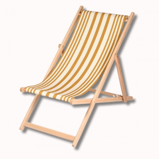 La Chaise Longue Hêtre est une chaise longue en bois avec une assise en tissu à rayures verticales jaunes et blanches, présentée sur un fond blanc uni.