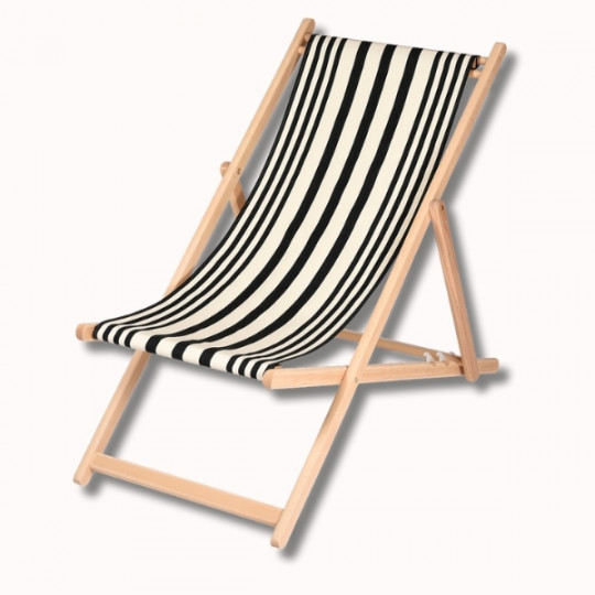 La Chaise Longue Hêtre (disponible en 8 couleurs) est composée d'une structure en bois de hêtre et d'une assise en tissu rayé noir et blanc, légèrement inclinée vers l'arrière, photographiée sur un fond blanc uni.