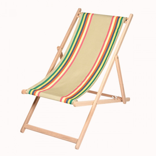 La Chaise Longue Hêtre (8 coloris) est une chaise longue en bois dont l'assise est en tissu beige avec des rayures rouges, jaunes et vertes. Représentée vide et inclinée sur le côté sur un fond blanc uni.