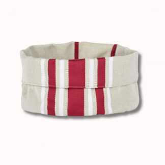 Un panier en tissu beige avec des rayures verticales rouges et blanches sur le devant, se tenant debout sur un fond clair uni.