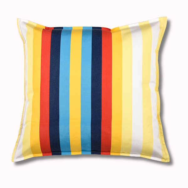 Le Coussin Outdoor 60x60 est un coussin carré présentant des rayures verticales audacieuses en jaune, orange, rouge, bleu, marine et blanc sur un fond blanc pour un look joyeux et moderne.