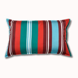 Le Coussin outdoor rectangulaire 68x46 cm présente des rayures verticales en rouge, sarcelle, bleu clair et blanc sur un fond uni.