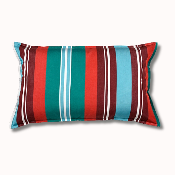 Le Coussin outdoor rectangulaire 68x46 cm présente des rayures verticales en rouge, sarcelle, bleu clair et blanc sur un fond uni.
