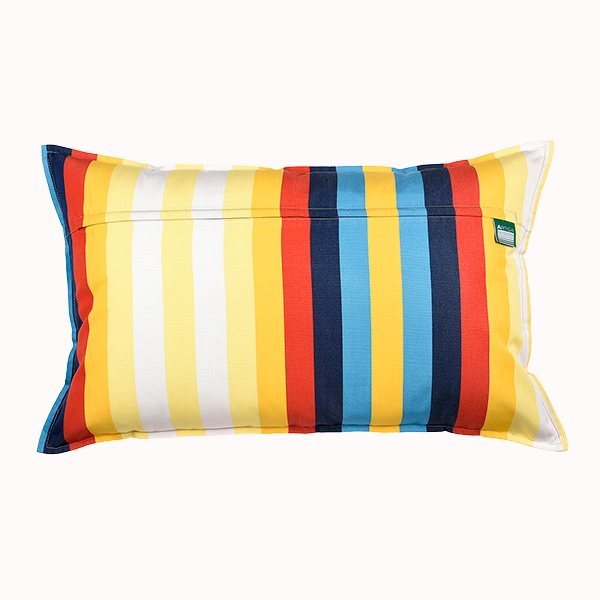 Le Coussin outdoor rectangulaire 68x46 cm présente des rayures verticales jaunes, orange, rouges, bleues, marines et blanches, ainsi qu'une petite étiquette verte sur le côté droit.