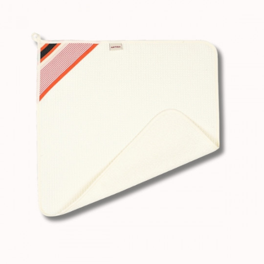 Serviette blanche à la surface texturée, avec un pli en coin et des rayures diagonales rouges, noires et blanches sur un bord. La serviette comporte également une petite boucle de suspension dans le coin supérieur gauche.