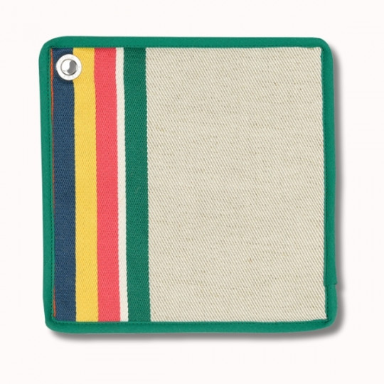 Un cache-pot carré en tissu avec une bordure verte, comportant des rayures verticales bleues, jaunes, rouges et vertes sur le côté gauche et un fond beige sur le côté droit, ainsi qu'un œillet métallique dans le coin supérieur gauche.