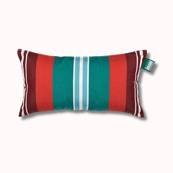Mini coussin outdoor 40x24 cm (2 coloris) à rayures horizontales rouges, vertes et blanches avec une petite étiquette en tissu vert sur le côté. Présenté sur un fond uni de couleur claire.
