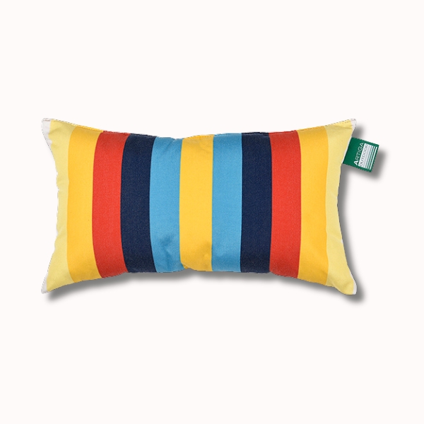 Le Mini coussin outdoor 40x24 cm (2 coloris) est un coussin rectangulaire avec des rayures verticales en rouge, jaune, bleu clair et bleu foncé, avec une étiquette verte en haut à droite.