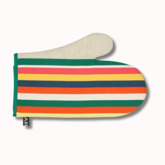 Le Moufle Cuisine (5 coloris) est un gant de cuisine vibrant qui présente des rayures horizontales vertes, jaunes, rouges, roses, orange, bleues et blanches, ainsi qu'une partie beige pour le pouce.