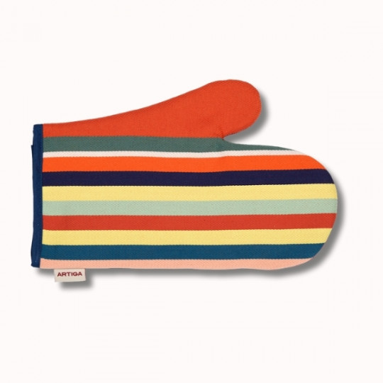Le Moufle Cuisine (5 coloris) est un gant de cuisine coloré présentant des rayures horizontales orange, jaunes, vertes, bleues et rouges avec un pouce orange uni, sur fond blanc.