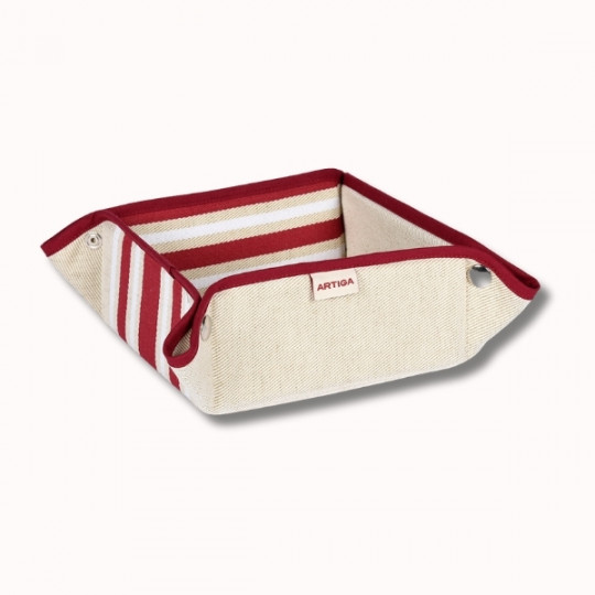 Le plateau Paniere 17x17x8 cm se caractérise par une base carrée en tissu beige, des côtés rayés rouge et blanc, une bordure rouge, des œillets métalliques dans les coins et une étiquette "ARTIGA" sur un côté. Disponible en 4 coloris.
