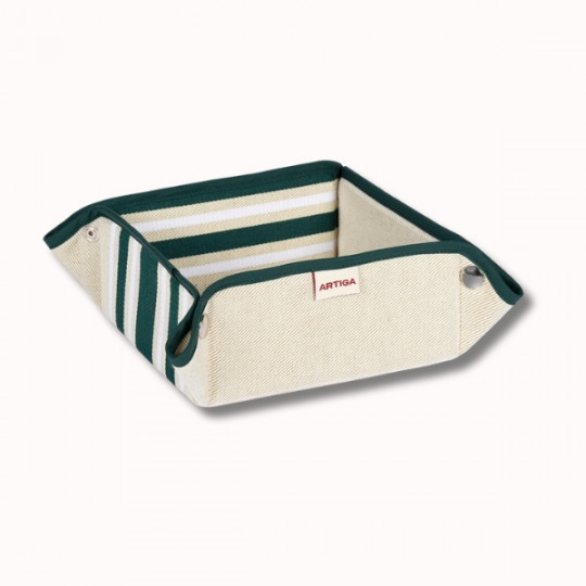 La Panière 17x17x8 cm est un plateau carré en tissu avec des rayures vertes, blanches et beiges à l'intérieur et sur les côtés, des œillets métalliques aux coins et une petite étiquette rouge "ARTIGA".