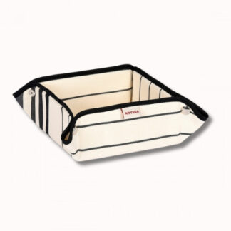 Le panier Paniere 17x17x8 cm se caractérise par des rayures noires, une bordure noire, des œillets d'angle en métal et la mention "ARTIGA" sur un côté. Représenté sur un fond blanc uni. Disponible en 4 couleurs.