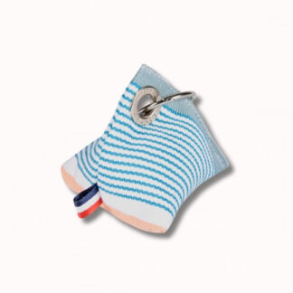 Porte-clés Berlingot (7 coloris) : Une paire de petites chaussettes rayées bleu et blanc avec bouts roses, reliées par un anneau en métal argenté, et une boucle en tissu bleu, blanc, rouge.