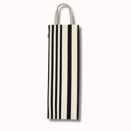 Le Sac a pain 62x21 cm (6 coloris) est un sac rectangulaire en tissu avec des rayures verticales noires et blanches et une seule anse beige sur le dessus, présenté sur un fond clair uni.