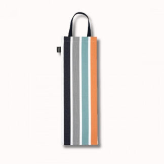 Le Sac a pain 62x21 cm (6 coloris) est un sac rectangulaire en tissu avec des rayures verticales de couleur marine, grise, blanche, sarcelle et orange et une courte poignée noire, présenté sur un fond uni.