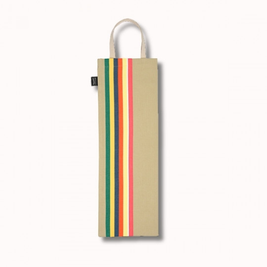 Le Sac a pain 62x21 cm (6 coloris) est un sac en tissu beige avec une poignée supérieure et des rayures verticales vertes, orange, roses et rouges sur le côté gauche, sur un fond uni et clair.