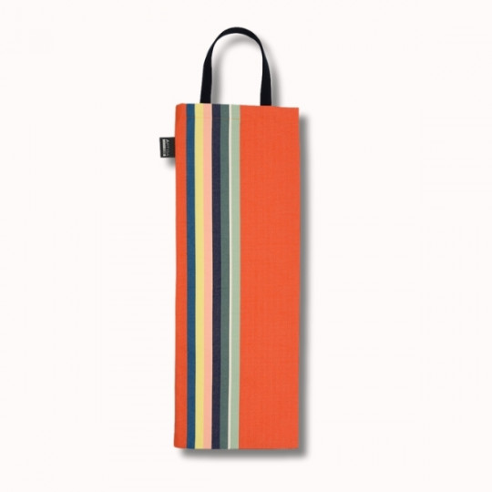 Le Sac a pain 62x21 cm (6 coloris) est une pochette rectangulaire en tissu munie d'une poignée, présentant des rayures verticales orange, jaunes, vertes et marines d'un côté et orange uni de l'autre.