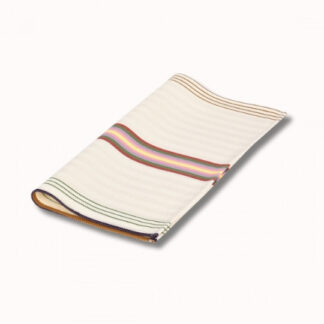 Un tissu blanc soigneusement plié dont le centre et les bords sont traversés horizontalement par de fines bandes multicolores, présentées sur un fond blanc uni.