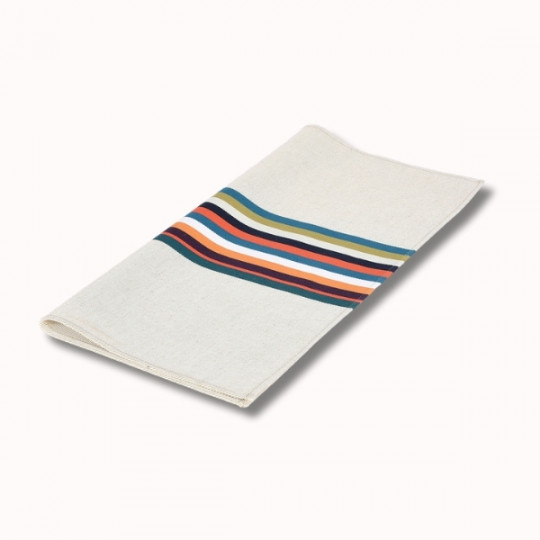 Une serviette en tissu beige pliée avec un motif de rayures horizontales colorées en bleu, orange, rouge, vert et blanc près d'un bord, présenté sur un fond clair uni.