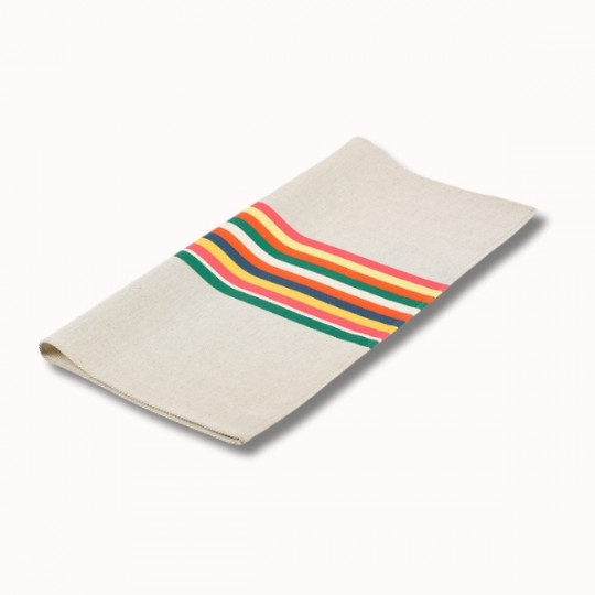 Une serviette de table en tissu beige pliée proprement, présentant des rayures horizontales vertes, jaunes, orange et rouges sur un côté, sur un fond blanc uni.