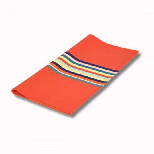 Une serviette de table en tissu orange soigneusement pliée avec un motif de rayures horizontales multicolores près du centre, sur fond blanc.