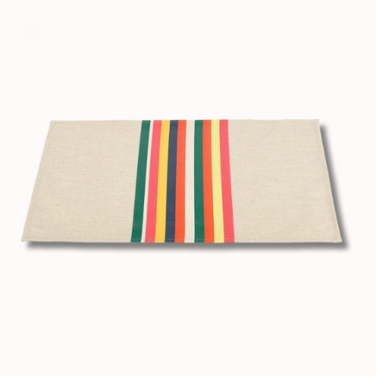 Le Set Table Enduit (6 coloris) est un tapis rectangulaire beige qui présente cinq rayures verticales - vertes, bleues, jaunes, orange et rouges - au centre sur un fond blanc uni.