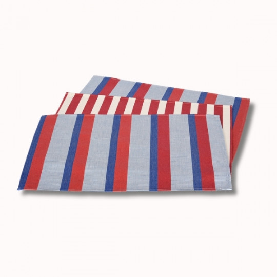 Deux sets de table Enduit (6 coloris) avec des rayures verticales rouges, bleues et blanches, empilées et légèrement décalées sur un fond blanc.