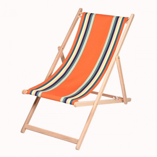 La Chaise Longue Hêtre (8 coloris) est une chaise longue en bois dont l'assise est en tissu orange à rayures verticales bleues, vertes, jaunes et blanches, sur fond blanc uni.