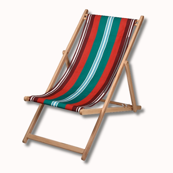 La Chaise Longue Hêtre est une chaise longue en bois dont l'assise est en tissu à rayures verticales rouges, vertes, blanches et marron foncé, sur un fond blanc uni.