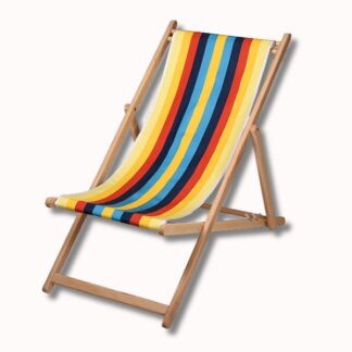 Chaise Longue Hêtre avec une assise en tissu à rayures verticales bleues, vertes, jaunes, rouges et orange sur fond blanc uni.