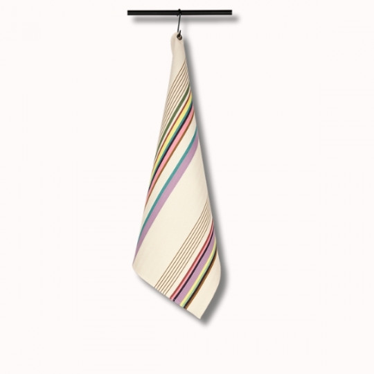 Le Torchon 70x53 (6 coloris), une serviette de couleur crème avec des rayures diagonales multicolores, est suspendue à une tringle noire sur un fond blanc uni.