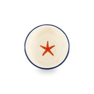Le Bol Émaillé 400 ml est un petit bol en céramique avec un bord bleu foncé et un motif d'étoile de mer rouge au centre, représenté de haut en bas sur un fond blanc.