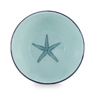 Le Saladier Émaillé 2L est un bol en céramique bleu clair avec un bord bleu foncé et un motif d'étoile de mer en relief au centre.