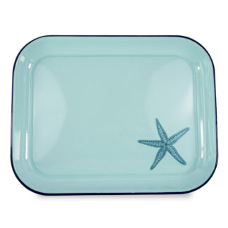 Le Plateau Émaillé 42 cm est un plateau rectangulaire bleu clair avec un bord bleu foncé, avec une illustration d'étoile de mer bleue dans un coin.