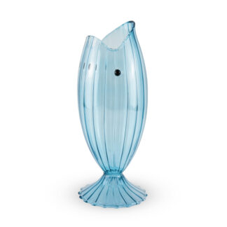 La Carafe Poisson 1,2 L (2 coloris) est une carafe en verre bleu translucide en forme de poisson stylisé, avec des stries verticales, une large base, une bouche ouverte et un petit point noir en guise d'œil.