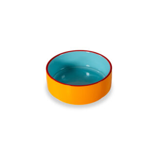 La Gamelle Eau 12 cm est un bol rond en céramique dont l'extérieur est jaune vif, le bord rouge et l'intérieur bleu turquoise brillant, sur fond blanc.