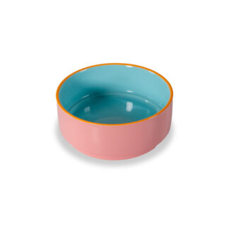 La Gamelle Eau 16 cm est un bol rond en céramique dont l'extérieur est rose, l'intérieur bleu et le bord orange, sur fond blanc.