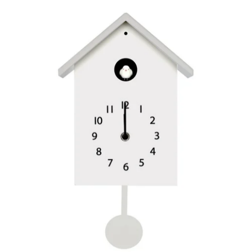 Horloge coucou en forme de maison blanche, avec un petit oiseau au centre et un pendule rond suspendu en dessous.