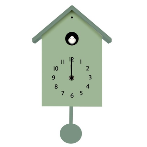 Horloge coucou vert clair en forme de maison, avec un petit oiseau à la fenêtre du haut, des chiffres noirs sur le cadran et un pendule rond.