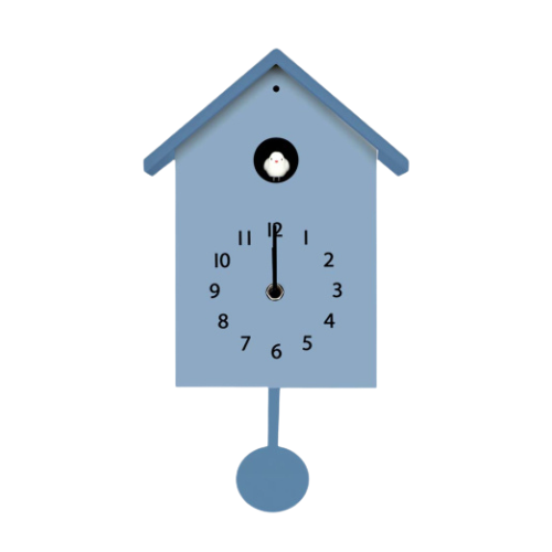 Horloge coucou bleu clair en forme de maison, avec un petit oiseau à la fenêtre et un balancier.
