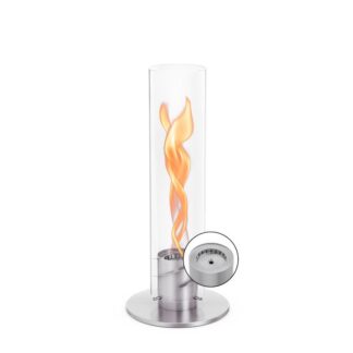 Une cheminée de table Höfats SPIN Classic 900 argent – Bioéthanol, composée d'un haut boîtier cylindrique en verre transparent, d'une flamme orange tourbillonnante à l'intérieur et d'un socle rond en métal. Un encart montre un gros plan de la chambre d'allumage ou de combustion.