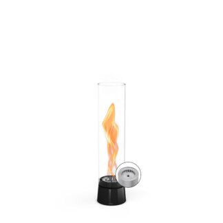 Une cheminée de table haute et cylindrique, dotée d'un corps en verre transparent, d'un socle noir et d'une flamme orange tourbillonnante à l'intérieur. L'encart montre un gros plan du bouton de réglage du brûleur.